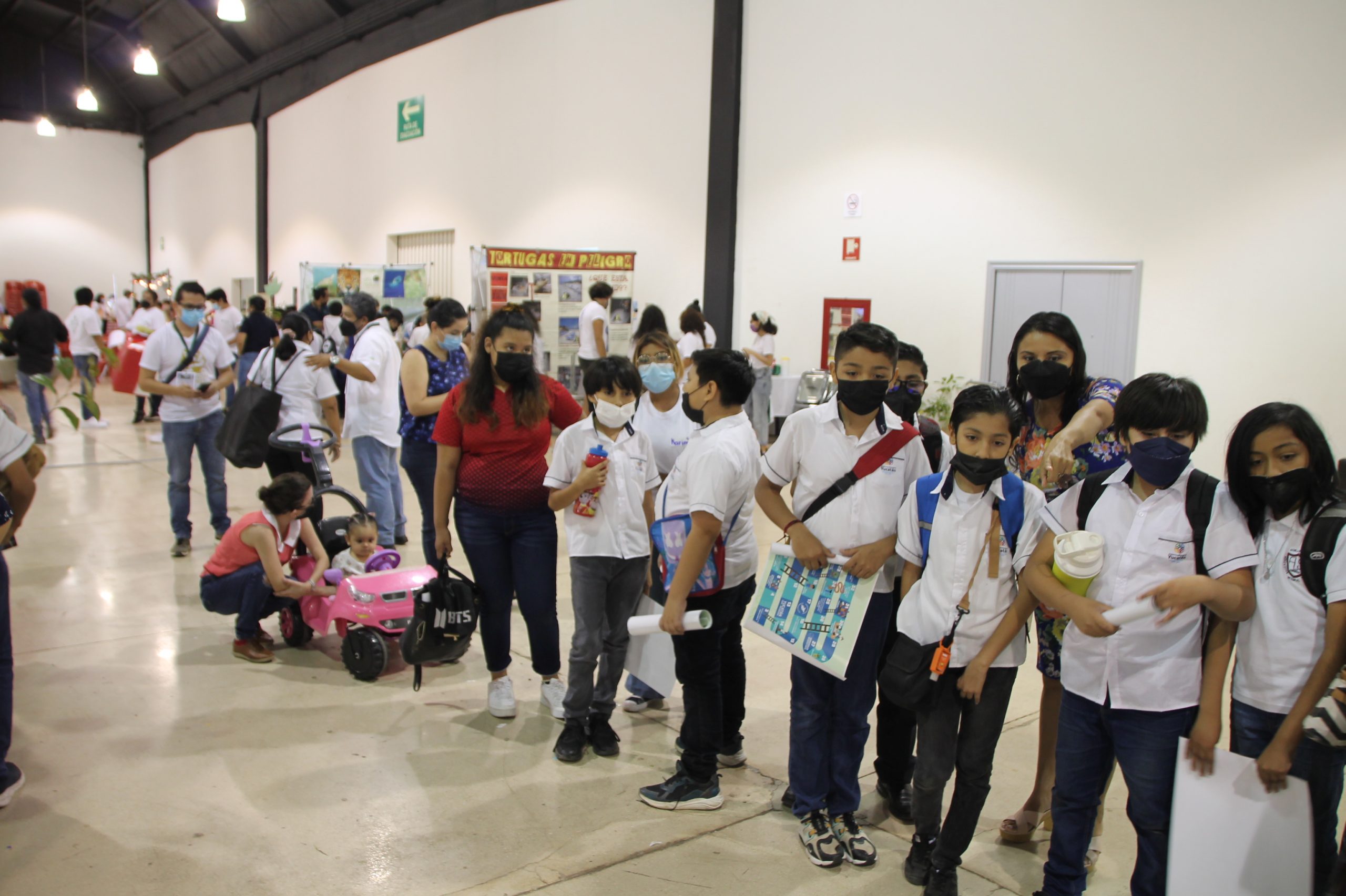 Estudiantes recorren la Expo Foro Ambiental 2022 en su primer día.