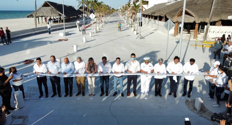 Entrega Gobernador renovado Malecón Tradicional de Progreso