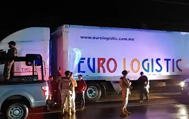 Rescatan a 94 migrantes abandonados en un tráiler en Veracruz