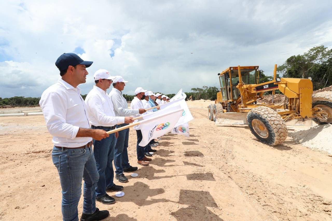 Mas empleos para el estado de Yucatán : La empresa Bachoco, dio el banderazo para la construcción de 2 plantas reproductoras de pollo.