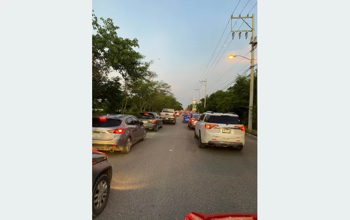 Regreso a clases provoca tráfico en Mérida y largas filas en parada de autobús