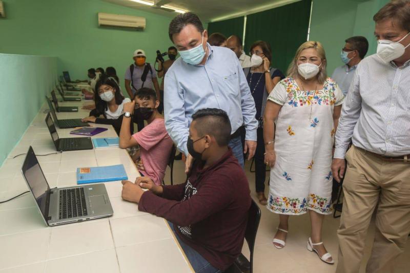 Estudiantes de secundaria de Espita reciben laptops para impulsar sus conocimientos tecnológicos.