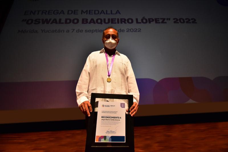 Jorge Cortés Ancona recibe la Medalla “Oswaldo Baqueiro López”