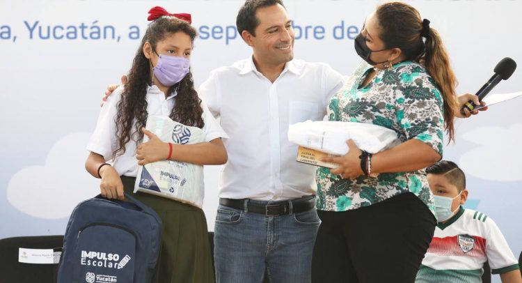 Vila inicia entrega de paquetes escolares; cada uno cuesta 2 mil 800 pesos