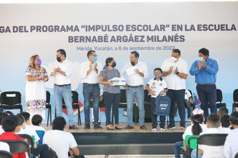 El Gobernador Mauricio Vila Dosal llega a más escuelas para seguir entregando apoyos de Impulso Escolar.