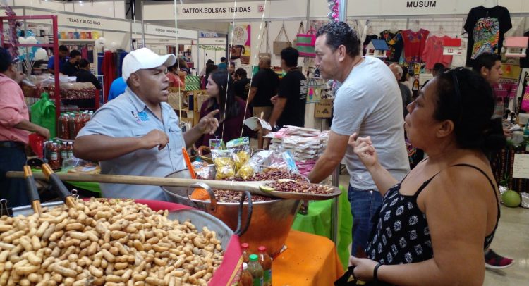 Se abre el telón de la Expo Feria del Comercio en medio de gran ambiente.