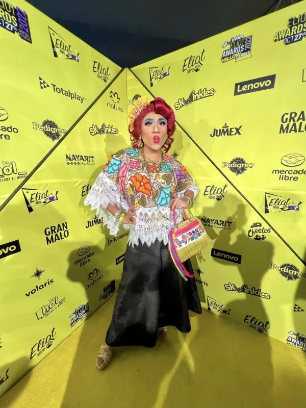 Influencer vestida de mestiza deslumbre en los premios Eliot en la CDMX