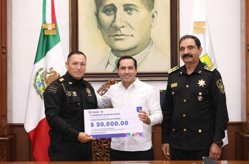 El Gobernador Mauricio Vila Dosal reconoce compromiso y lealtad de policías al servicio del estado.