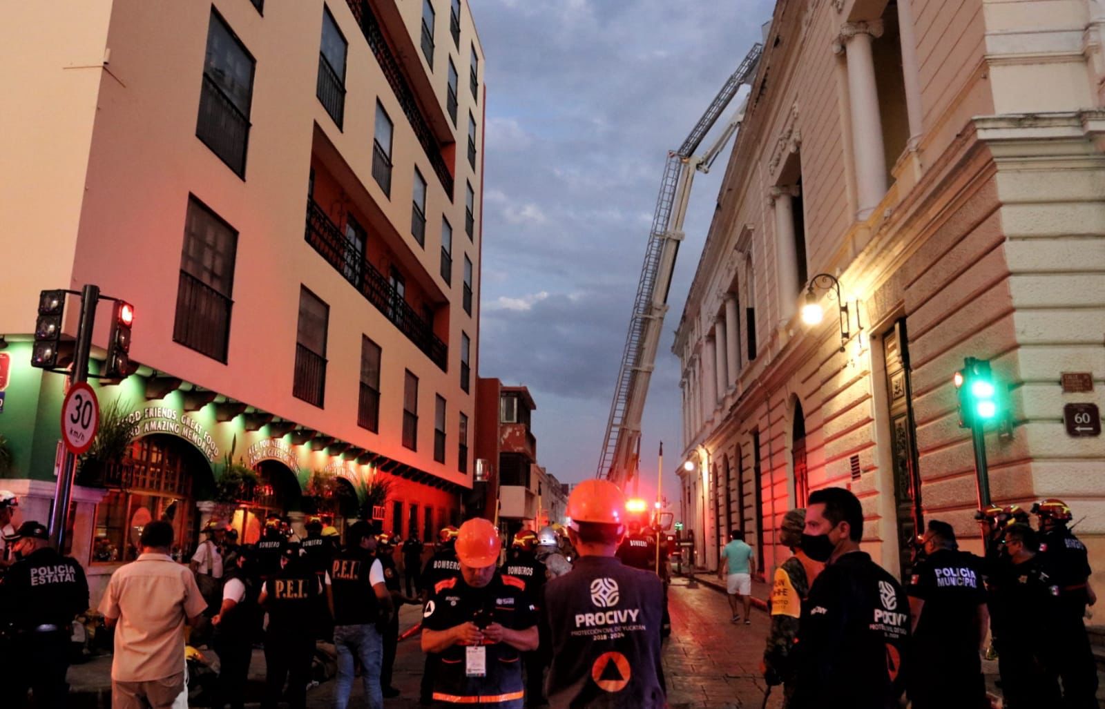 Bomberos de SSP controlan incendio en techo del teatro Peón Contreras