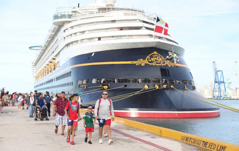 Miles de turistas llegan a Yucatan con el arribo del crucero Disney Magic.