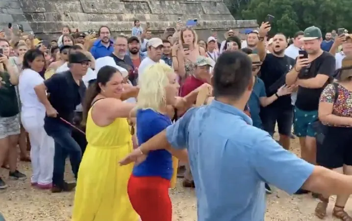 Viral: mujer es abucheada y agredida por subirse a la pirámide de Chichén Itzá