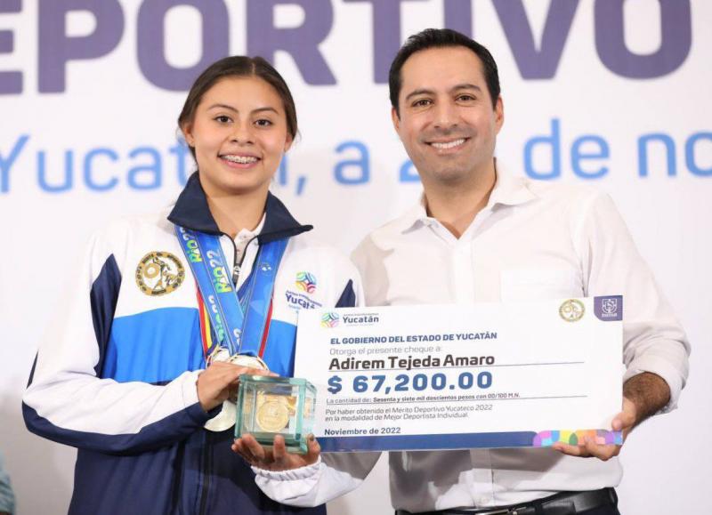 Mauricio Vila entrega el premio estatal del deporte.