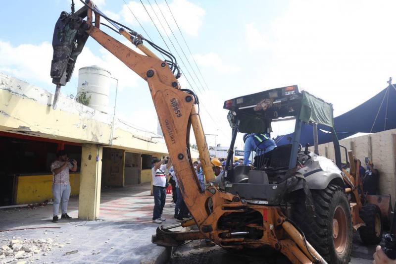 El Gobernador Mauricio Vila pone en marcha la remodelacion del mercado municipal de Kanasin.