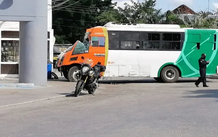 Autobús desenfrenado se impacta contra farmacia en Mérida