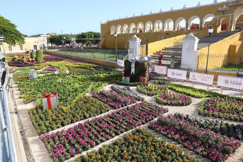 Familias del interior del estado disfrutan del paseo navideño de las flores.