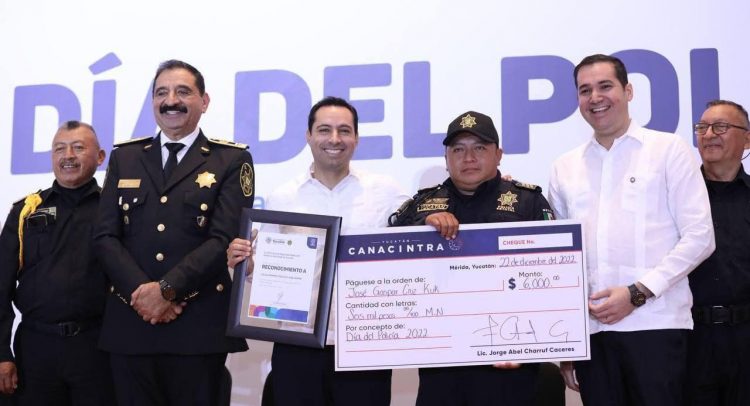 Reconocen la labor de los policias en su dia.