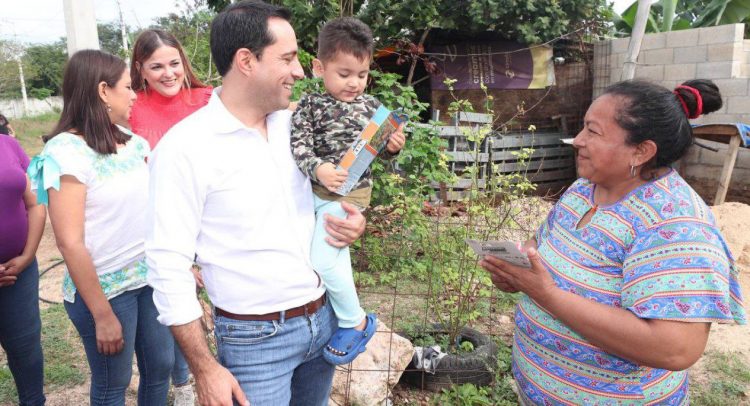 El Gobernador Mauricio Vila lleva la cena a familias del sur de Mérida.