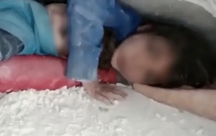 Niña se hace viral en Turquía, protegió de los escombros a su hermanito