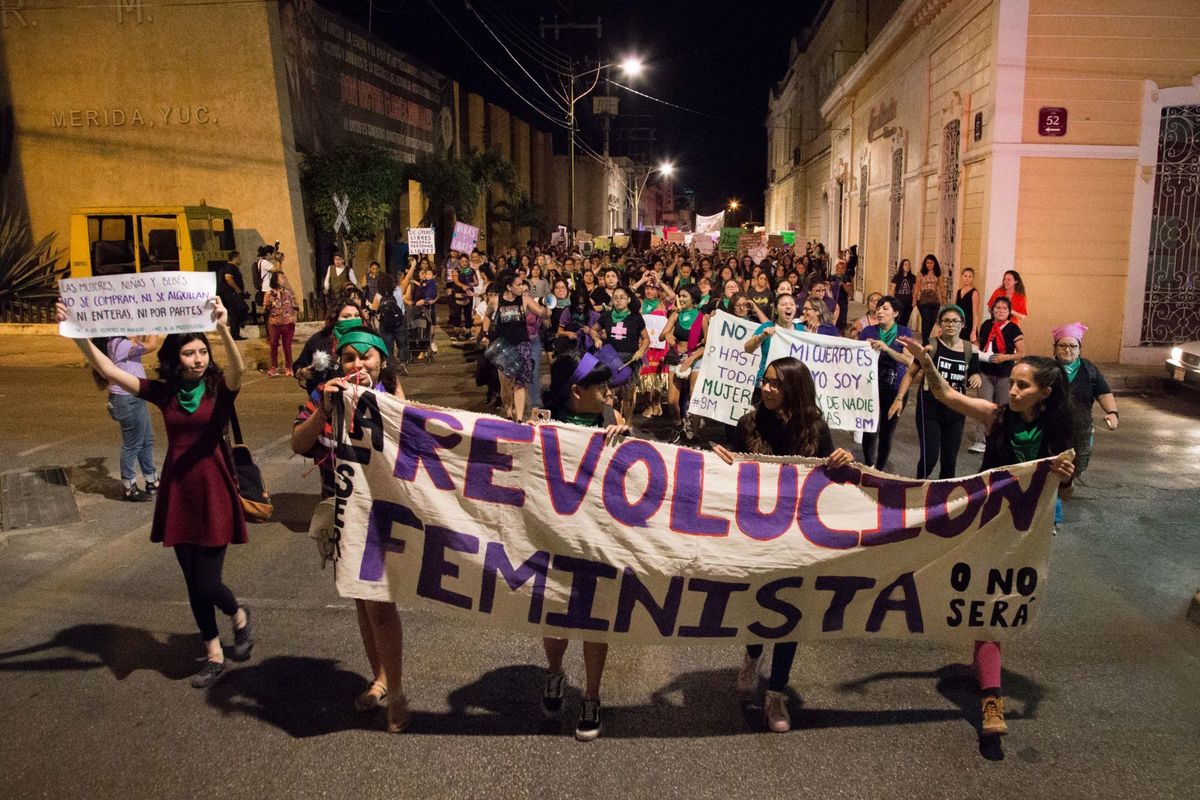 La manifestación se torna violenta y realizan actos vandálicos