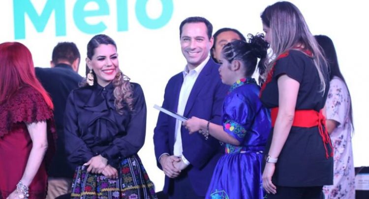 Mauricio Vila, presente en la inauguración del tianguis turístico de la ciudad de México.