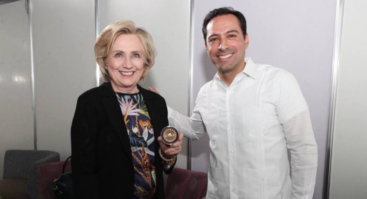 Hillary Clinton habla con Vila: tu trabajo debe mostrarse al mundo.