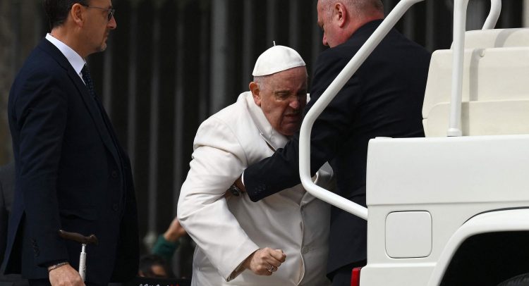 El Papa Francisco se encuentra hospitalizado y estable.