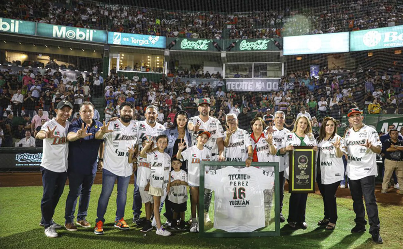 Gran homenaje a Óliver Pérez en el Kukulcán