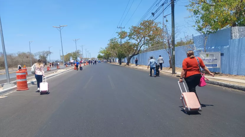 Cientos de maestros bloquean el aeropuerto de Mérida; pasajeros corren con maletas para no perder sus vuelos