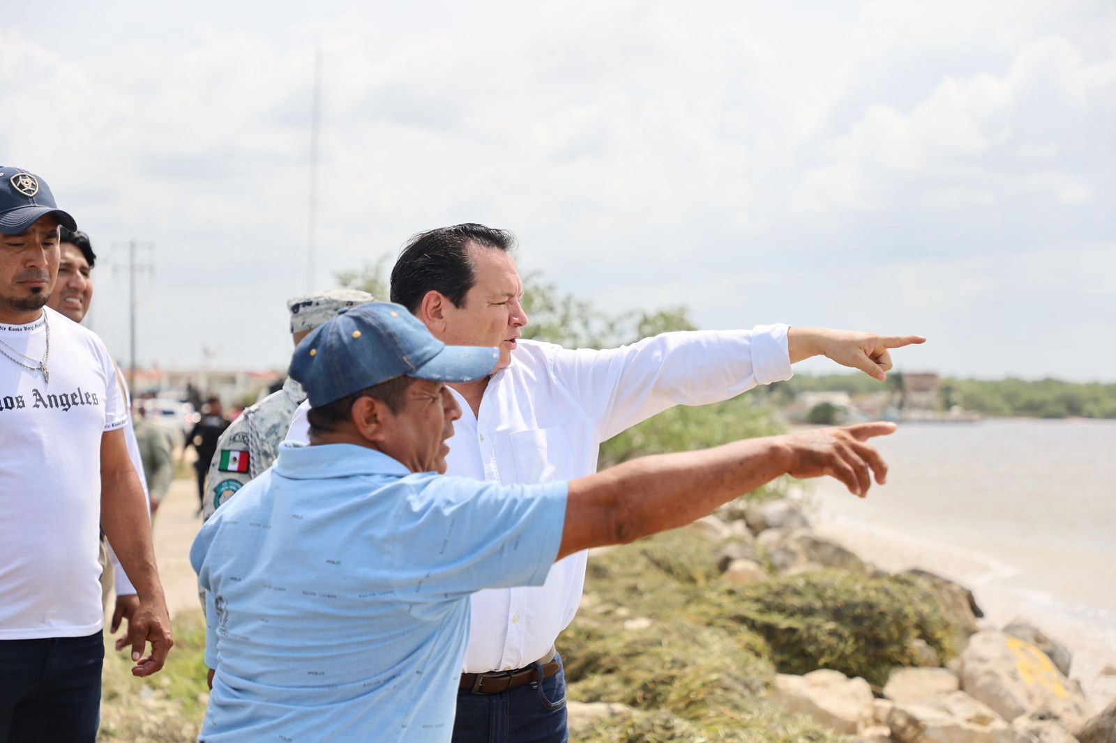 El gobernador Huacho Díaz Mena distribuye despensas en apoyo a afectados por huracán Milton.