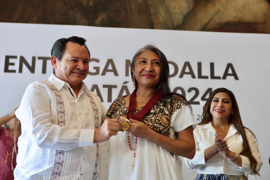 Medalla Yucatán 2024 para defensora del teatro y lengua maya