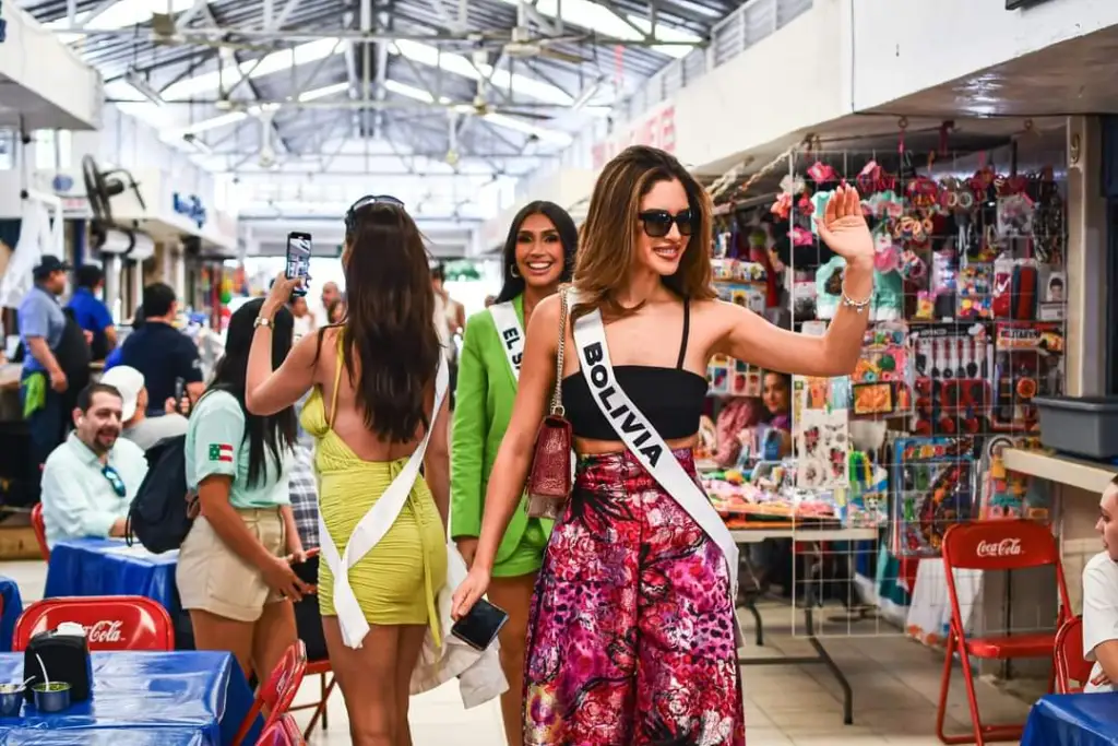 Las mujeres más bellas del mundo comen en mercado de Mérida 