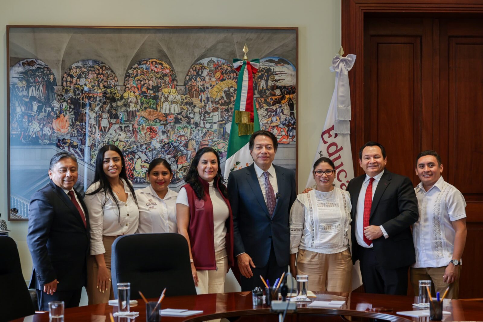 Reconocen a estudiantes yucatecos por su excelencia académica