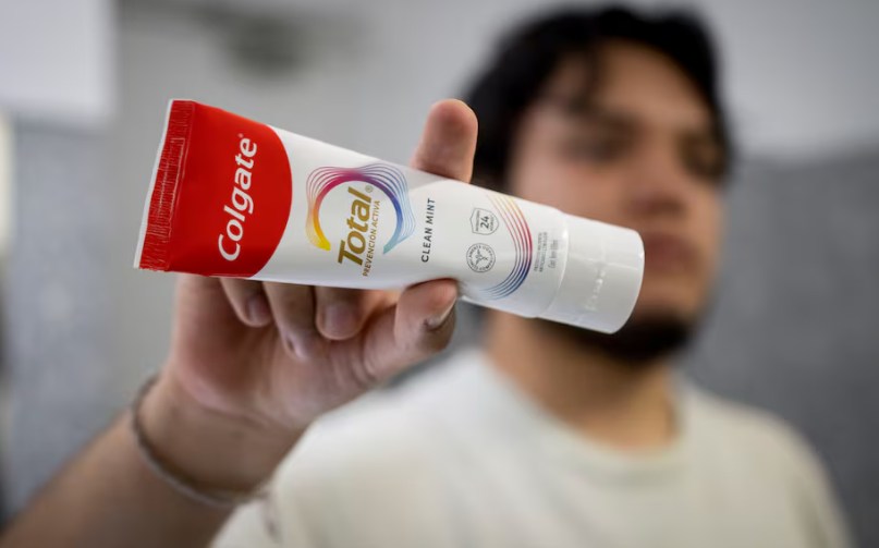 Ordenan retirar la pasta dental “Clear Mint” por un aviso de riesgo sanitario