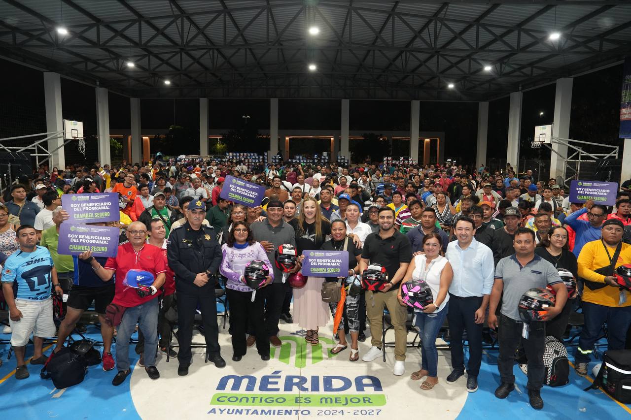 Cuida Cecilia Patrón a repartidores de aplicaciones con la entrega de más de 500 cascos.