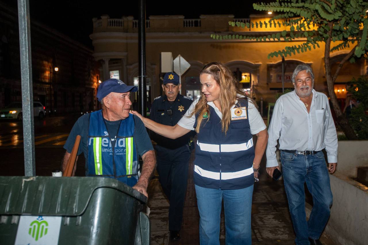 Cecilia Patrón verifica el orden en calles del Centro Histórico de Mérida tras la lluvia y apagón.