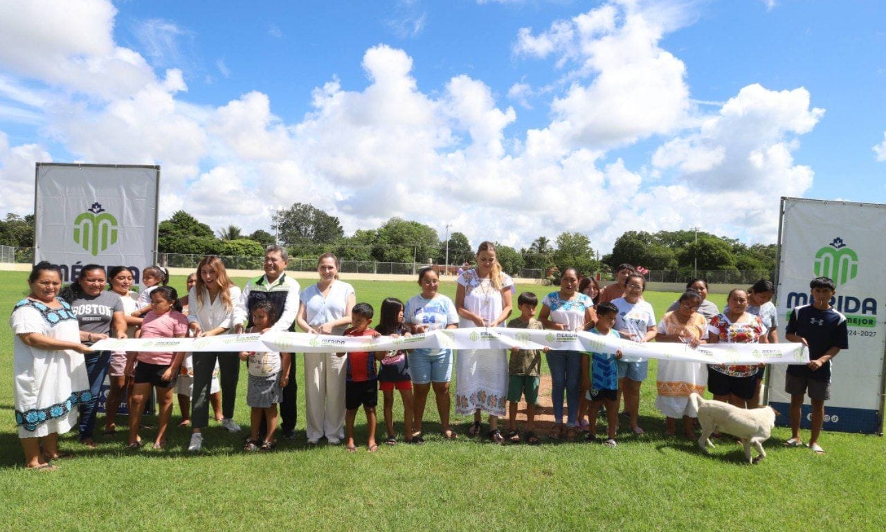 Entrega Cecilia Patrón rehabilitación del campo deportivo de Hunxectamán; “Deporte y convivencia fortalecen la comunidad”.