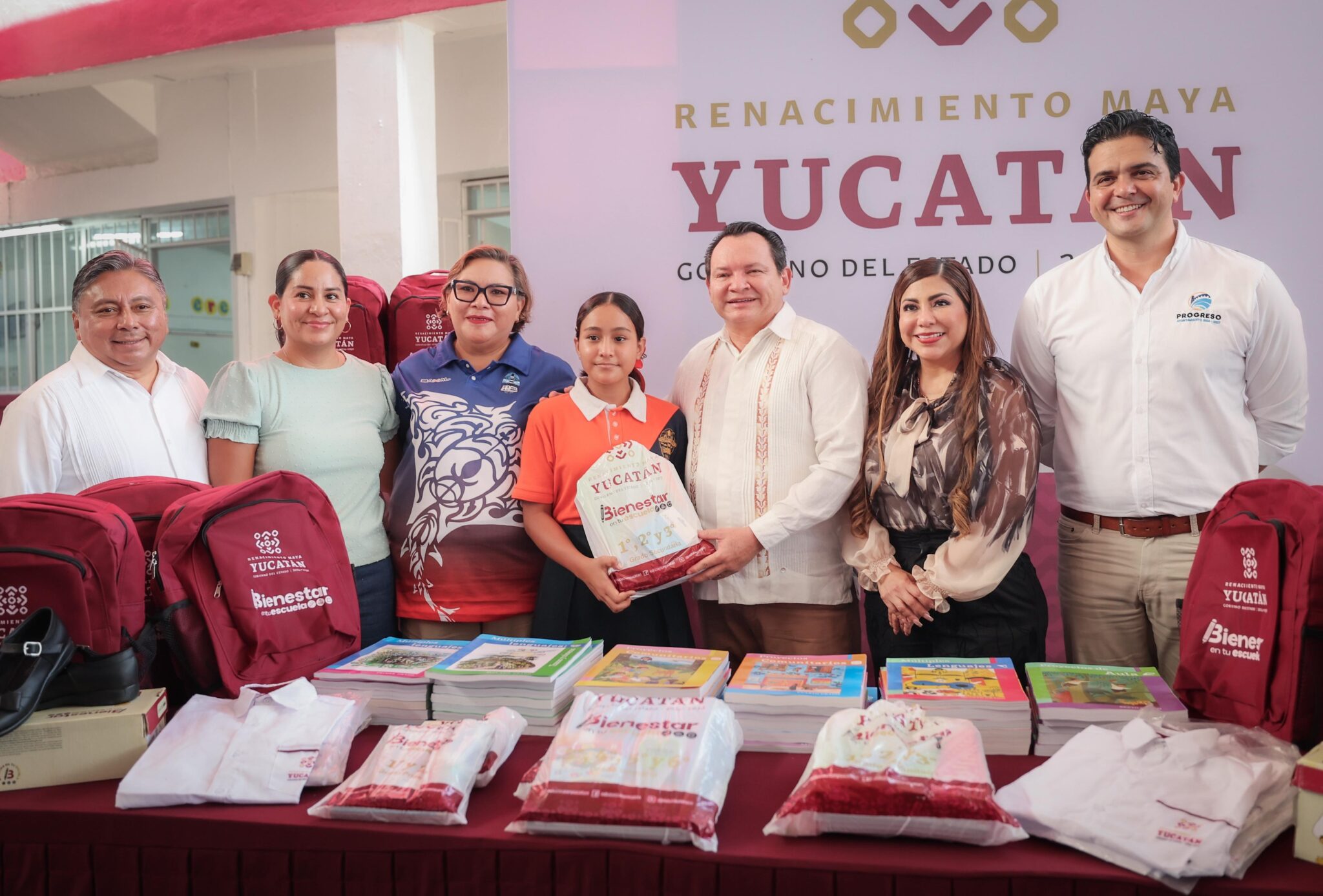 Gobernador Díaz Mena entrega rehabilitación integral a escuela centenaria en Progreso