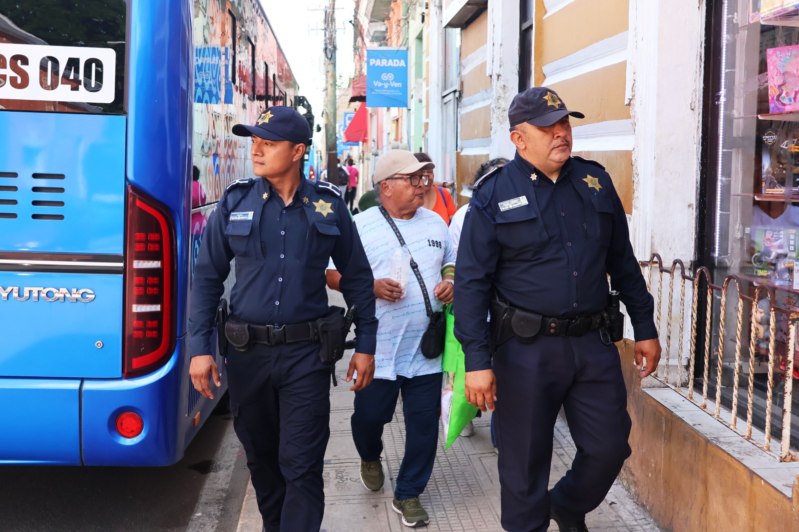 Policía de Mérida refuerza la seguridad en mercados y cementerios con motivo del Día de Muertos.