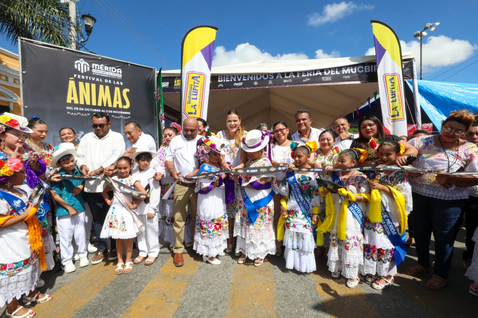 Cecilia Patrón inaugura la tradicional Feria del Mucbipollo en el barrio mágico de San Sebastián.