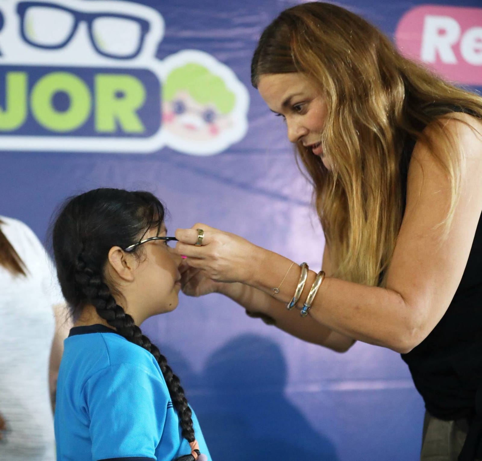 Lleva Cecilia Patrón campaña de lentes gratuitos a estudiantes de educación básica en Mérida.