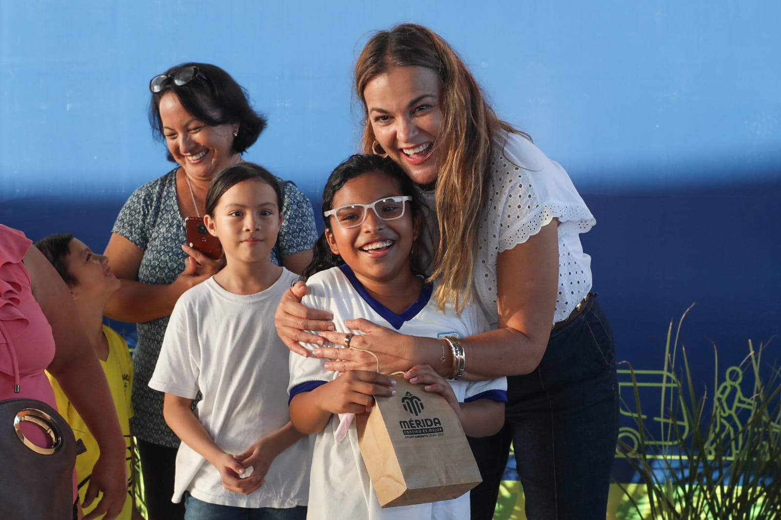 Apoya Cecilia Patrón con lentes a niñas y niños de escuela primaria.