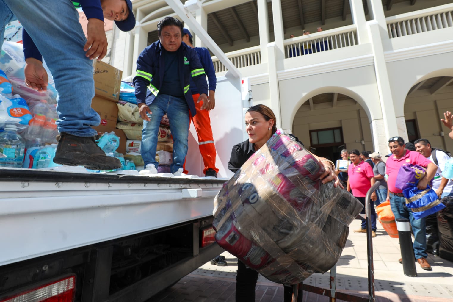 Envía Cecilia Patrón ayuda recolectada por las y los meridanos para damnificados por inundaciones.