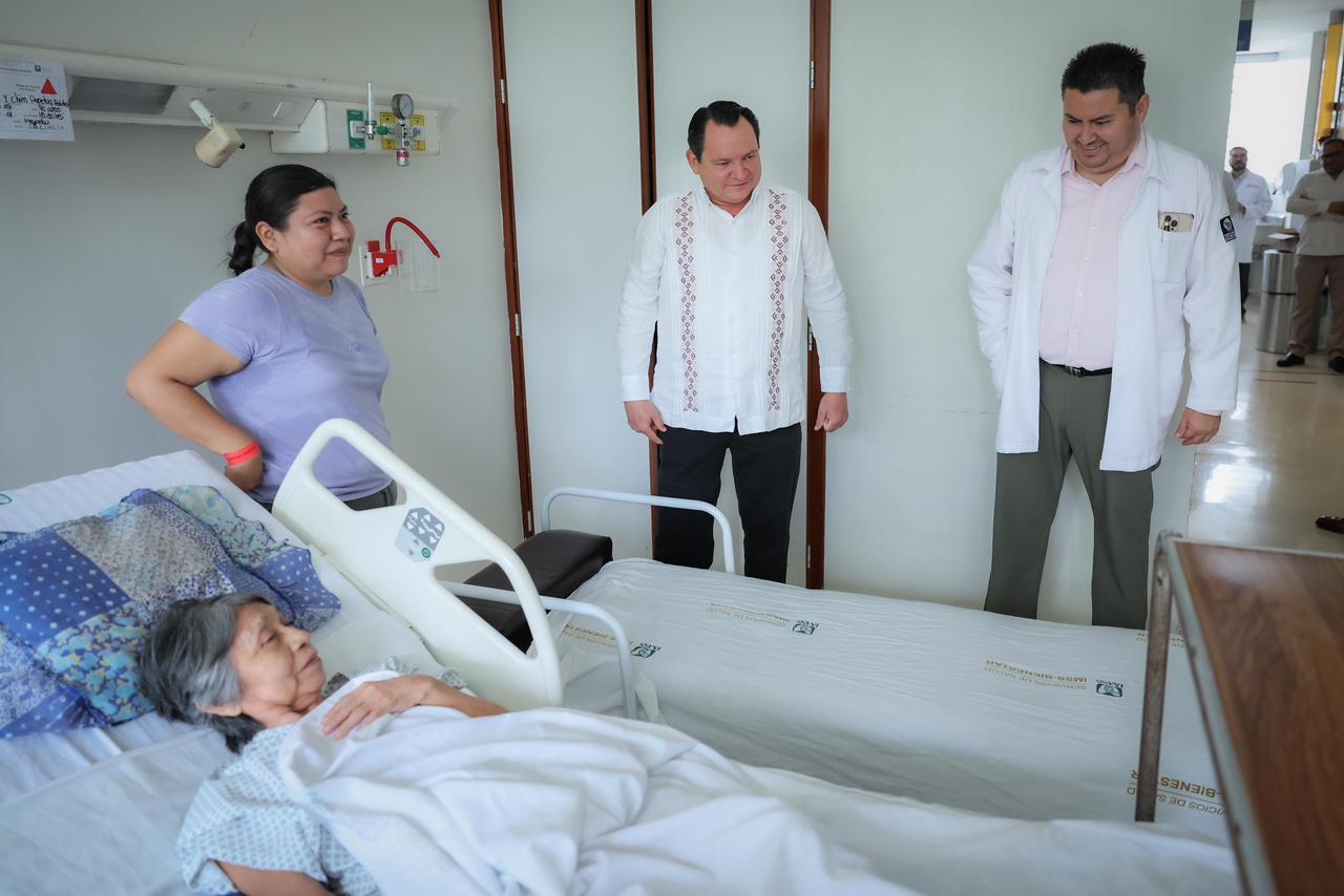 Dignifican estancia de familiares en hospitales de Yucatán con entrega de sillas cama
