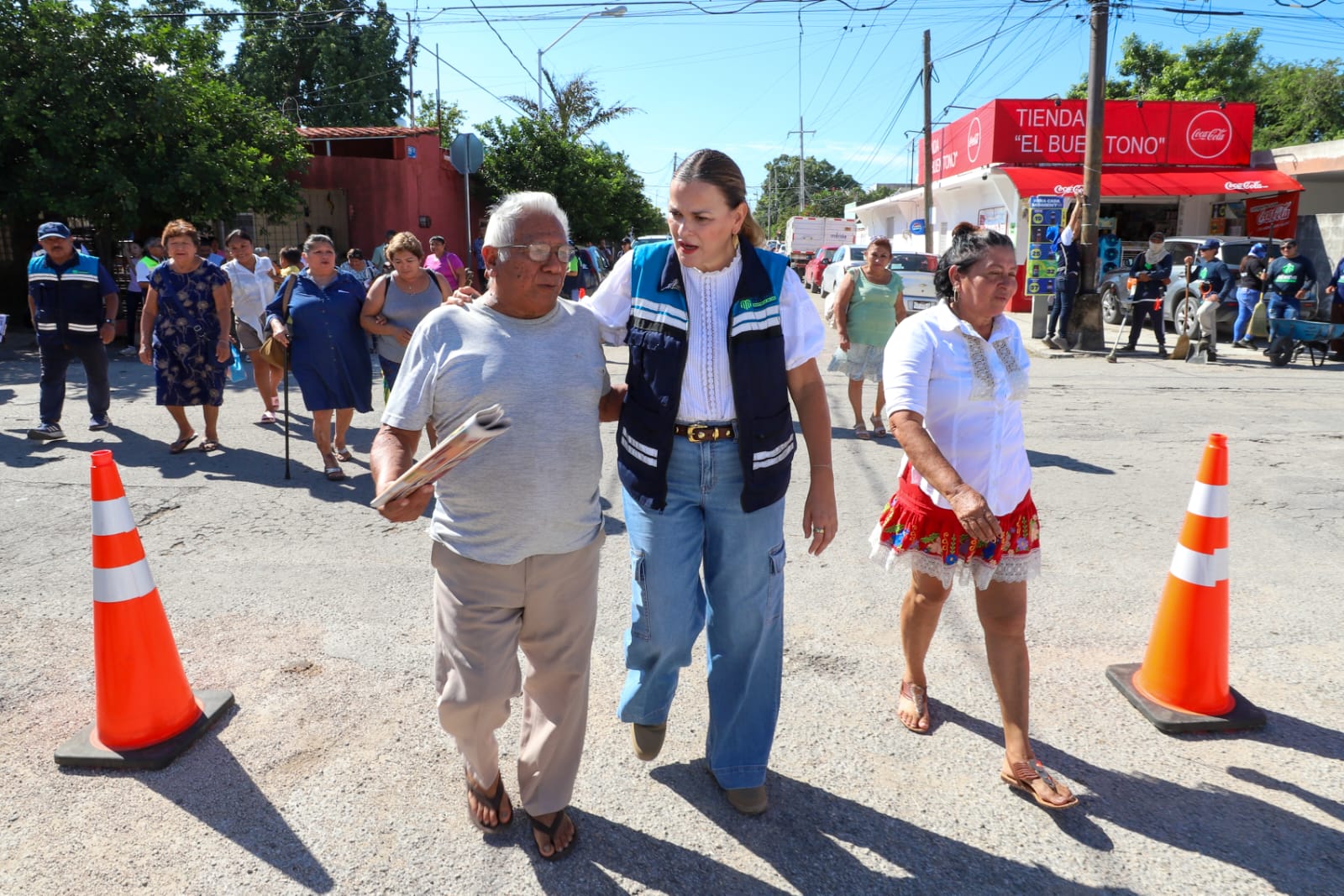 Implementa Cecilia Patrón en Mayapán el Mega Operativo número 11 del año.