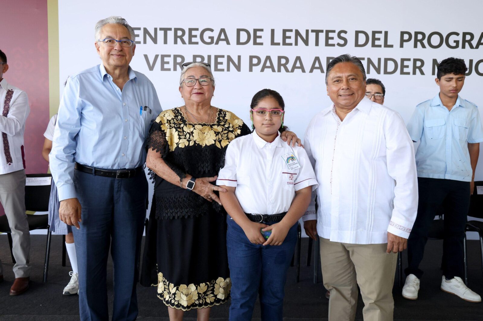 Entregan más de 3,600 lentes gratuitos a estudiantes yucatecos para mejorar su aprendizaje