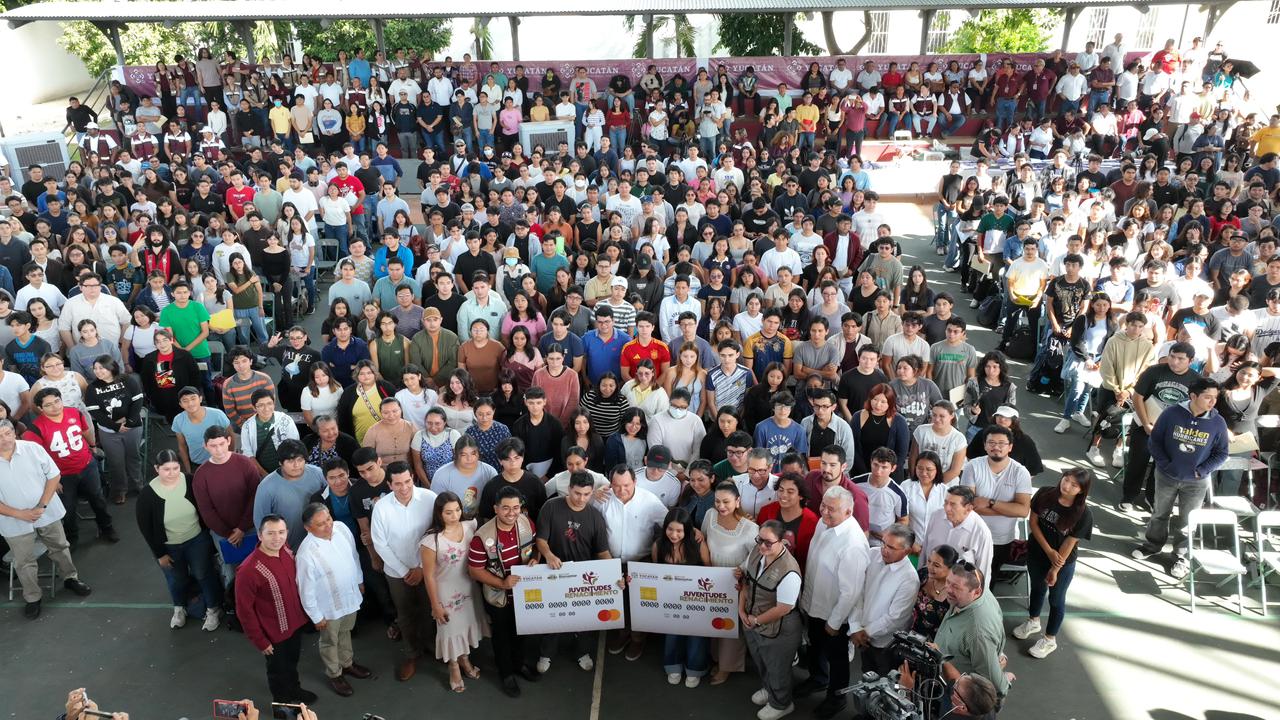 Díaz Mena inicia entrega de tarjetas “Felipe Carrillo Puerto” para apoyar a más de 9 mil estudiantes universitarios