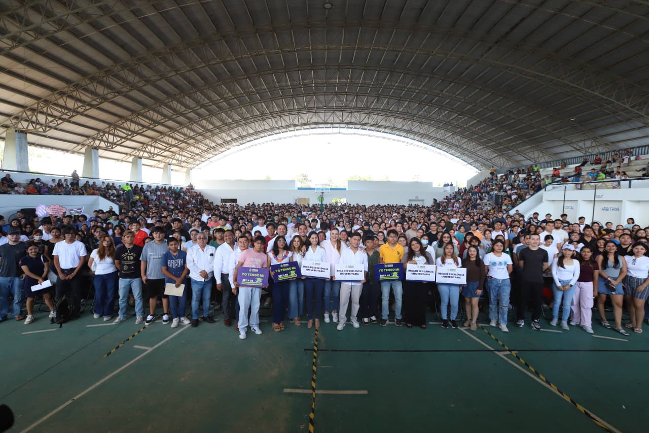 Cecilia Patrón entrega apoyos educativos a más de mil jóvenes meridanos