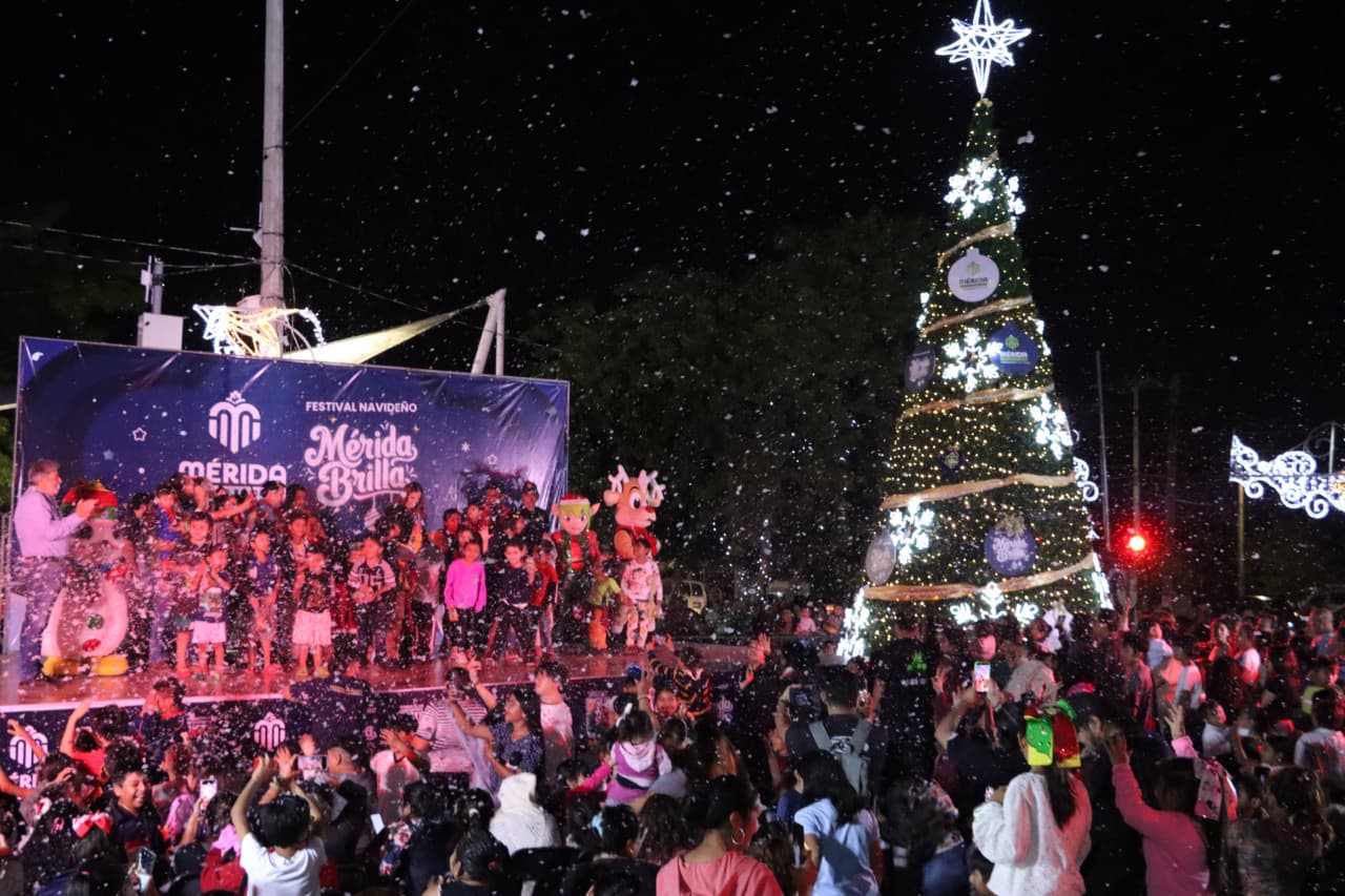 Encienden en el sur de Mérida el sexto Árbol Navideño Monumental