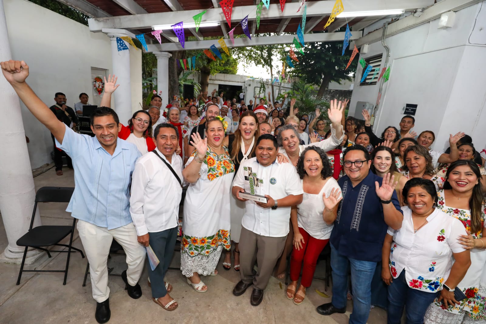 Cecilia Patrón Entrega Reconocimiento Internacional De La UNESCO A La Campaña Mérida Ta Wéetel