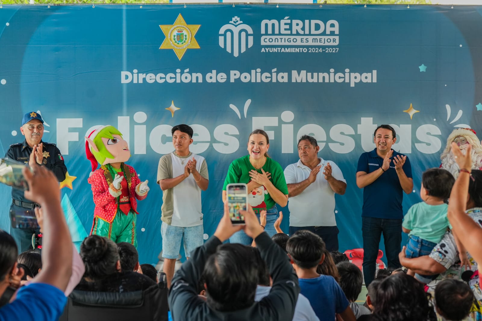 Acompañada De La Policía Municipal, Cecilia Patrón Lleva La Navidad A Las Comisarías Del Sur De Mérida